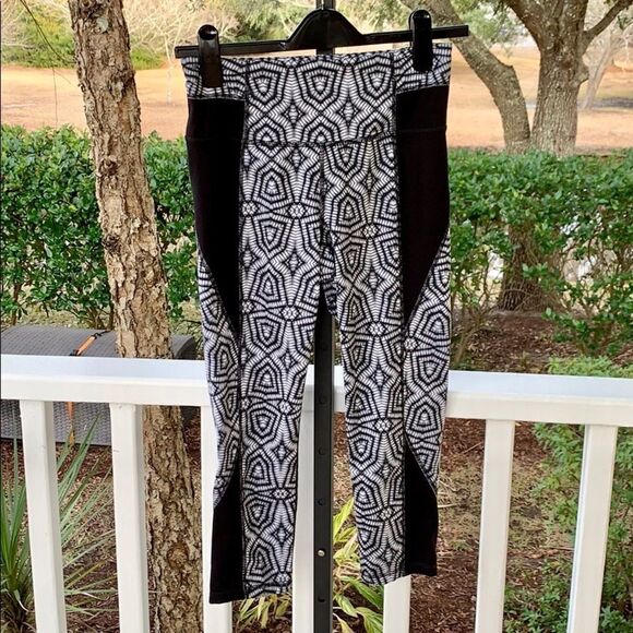 Athleta High Rise Mixed Geo Chaturanga Capri - Picture 2 of 7